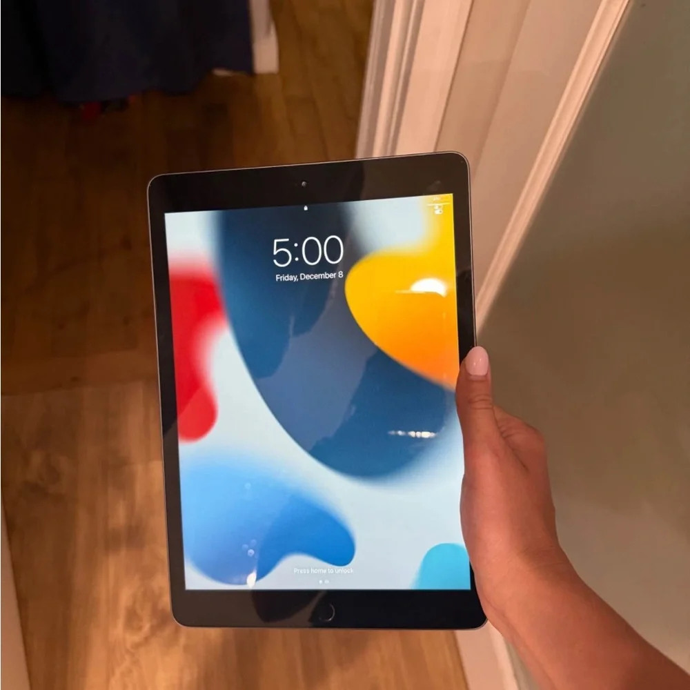 Apple iPad - Silver and Black
